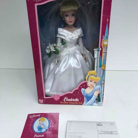 DISNEY CINDERELLA COLLECTOR DOLL NEW IN BOX, BRASS KEY, - Picture 1 of 6
